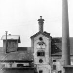 Komín, který se na léta stal dominantou Svijan, byl v areálu vystavěn v roce 1920. 20. léta 20. století