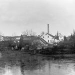 Pohled na pivovar od rybníka. První polovina 20. století (soukromá sbírka J. Blažka)