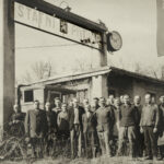 Zaměstnanci před bránou pivovaru. 1946 (soukromá sbírka E. Maškové)