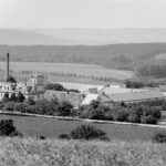 Celkový pohled na areál velkostatku Malý Rohozec. Zleva sladovna s hvozdovým komínem, varna pivovaru, zámek a hospodářské budovy velkostatku. Počátek 20. století