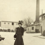 Pohled do pivovarského dvora s dominantním komínem varny. Kolem roku 1905