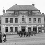 Oblíbená plzeňská pivnice se v Turnově nacházela v hostinci U České koruny na náměstí. 20. léta 20. století
