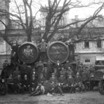 Pivovarská chasa a vedení pivovaru před budovou původního zámku. 1926