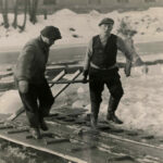 Tahání ledových ker pomocí lyžin. 40. léta 20. století