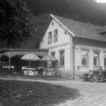 Hostinec v Rakousích s venkovním posezením. 20. léta 20. století